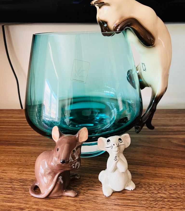 Beswick siamese cat & mouse figurines with Glass Bowl/Vase - Good condition 