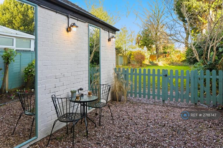 1 bedroom in Lullington Road, Salford, M6 (#2718747)