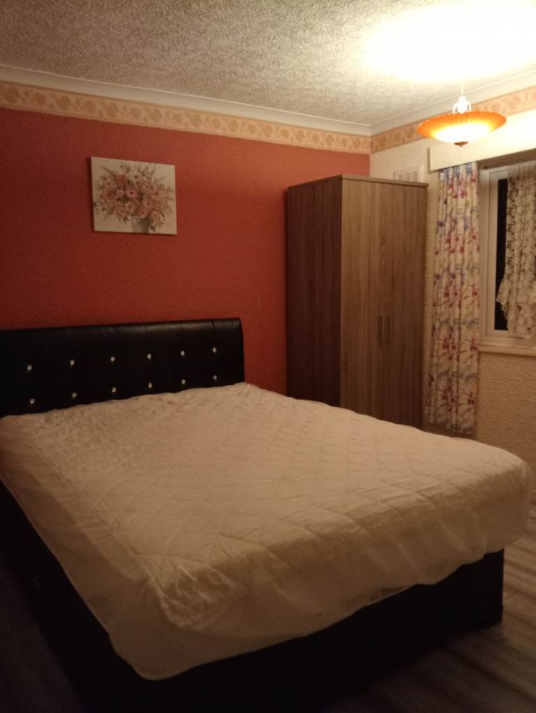 Double room available for rent B70 west Bromwich 