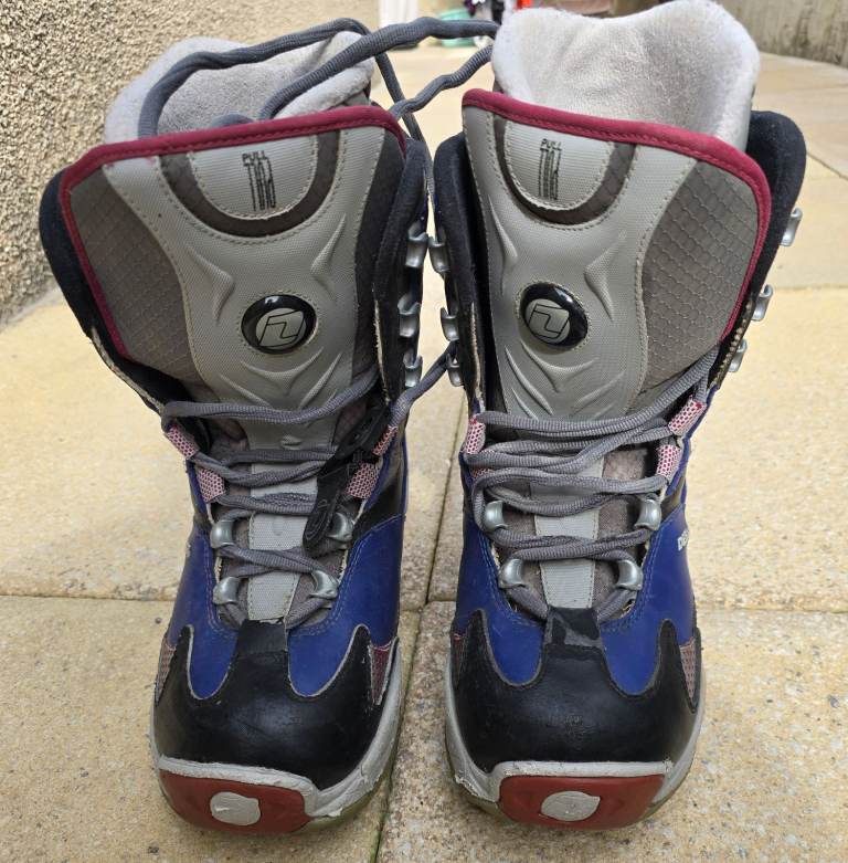 Snowboarding boots 