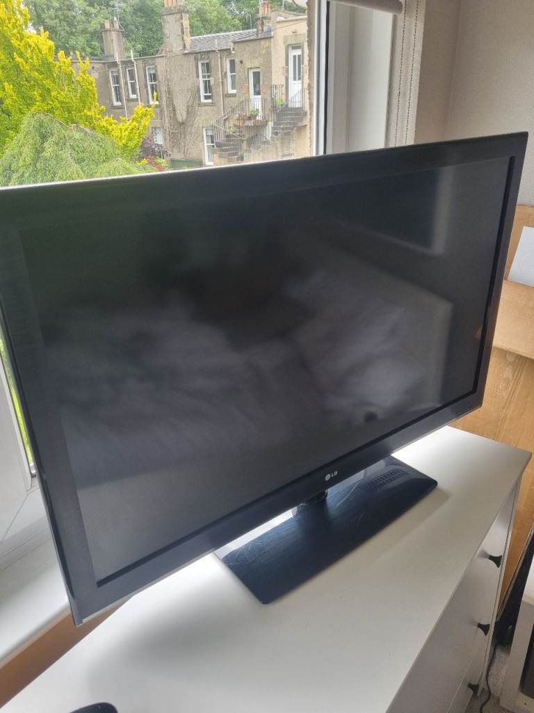 LG 42CS460 LCD TV with Stand – Good Condition