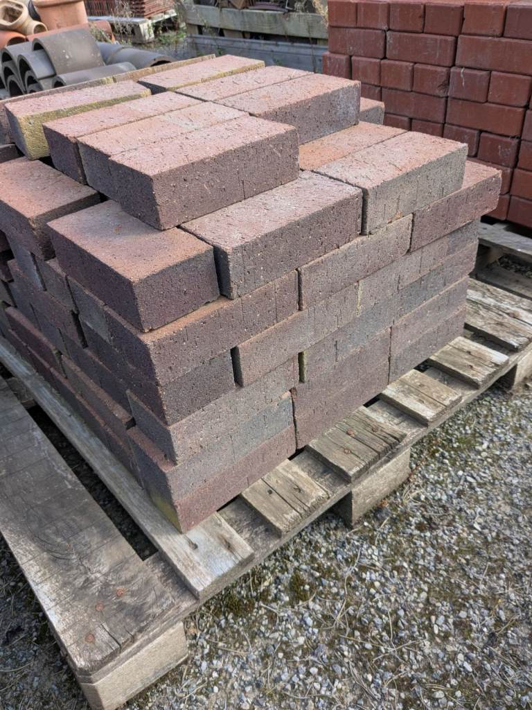 400 Unused "Blockleys" Solid Facing Bricks - 215x100x65mm Attractive Purple/Blue Colour