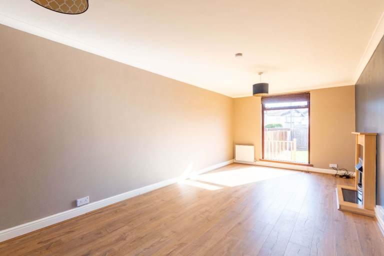 Beautiful, 2 bedroom, mid-terraced house with large garden, in Tranent – available April