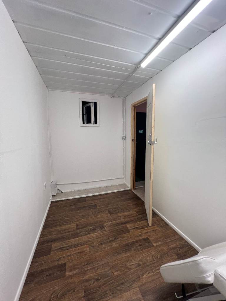 Beauty Studio  - Nails,Hair,Lashes,Tattoo,office,storage to Rent East London - 1 MONTH FREE RENT