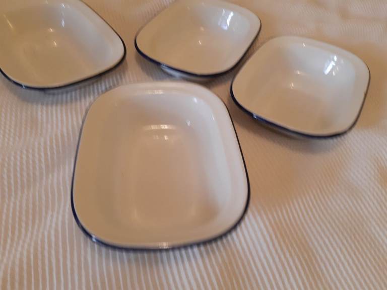 Set of 4 White Enamel Individual Pie / caserole Dishes with Blue Trim