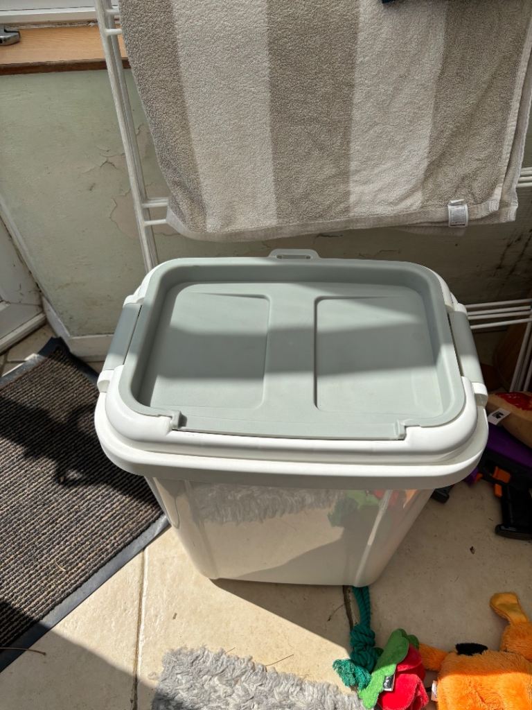Animal feed container 