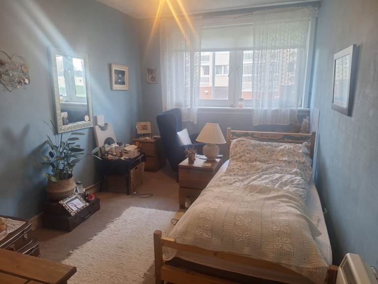 Lovely 2 bedroom with balcony near QUEH