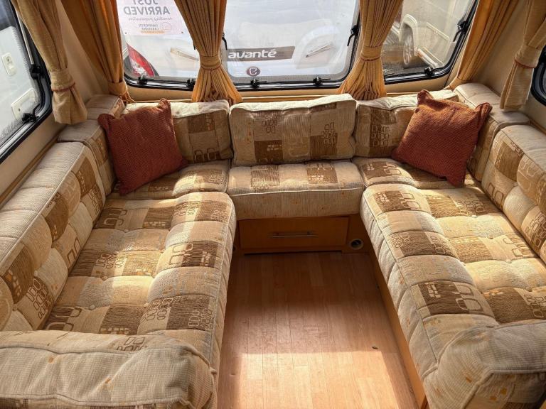  BAILEY PAGEANT BURGUNDY -FIXED BED CARAVAN WITH CORNER WASHROOM & MOTORMOVER