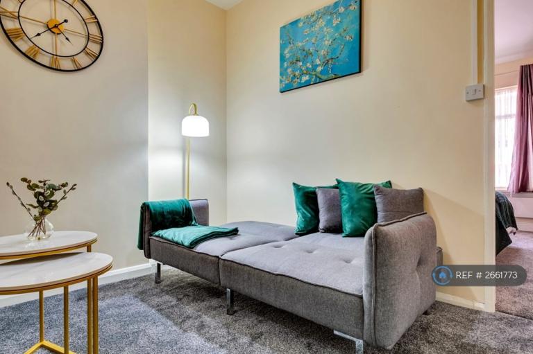 1 bedroom flat in Station Road, Hayes, UB3 (1 bed) (#2661773)