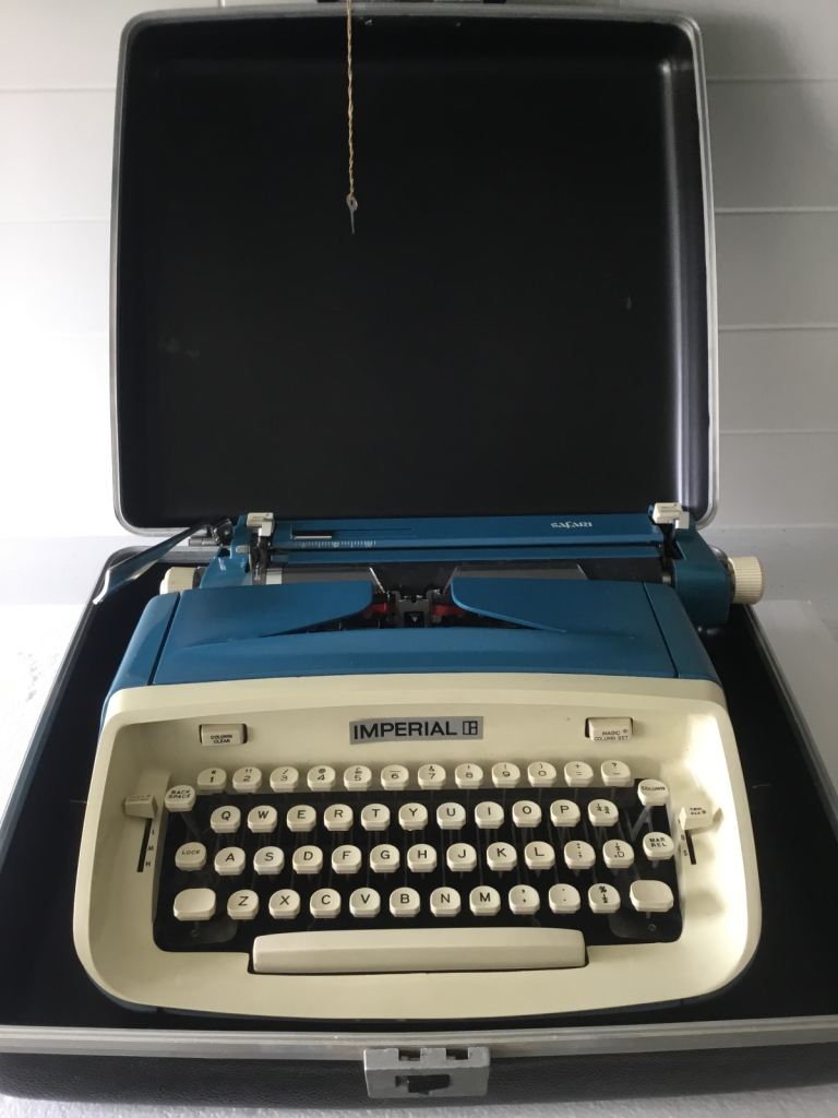 VINTAGE 1970’s IMPERIAL ‘SAFARI’ TYPEWRITER