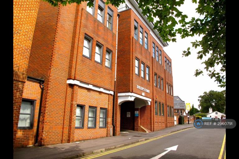 2 bedroom flat in Pelican Lane, Berkshire, RG14 (2 bed) (#2960791)