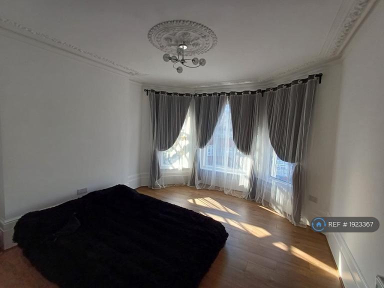 5 bedroom house in Granville Road, Clacton-On-Sea, CO15 (5 bed) (#1923367)