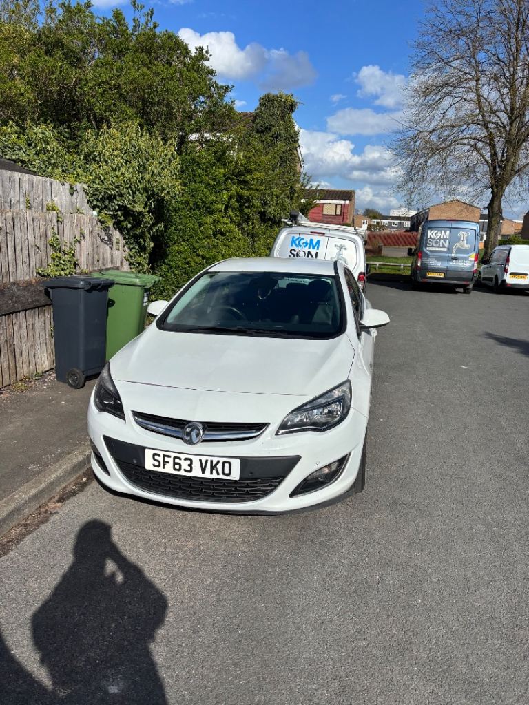 White Vauxhall Astra 