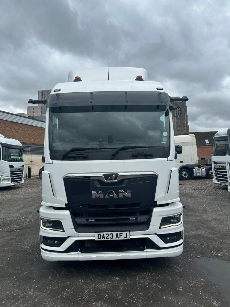 MAN TGS 26.470 6 x 2 Mid Lift