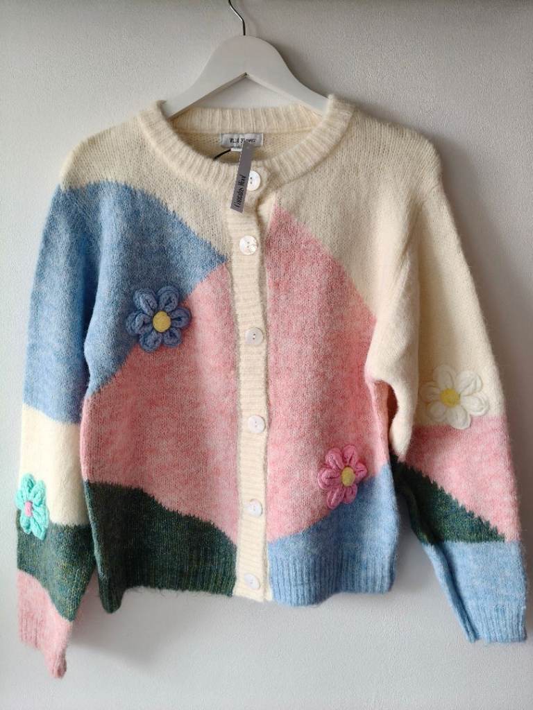 Knitted buttons cardigan with flowers 