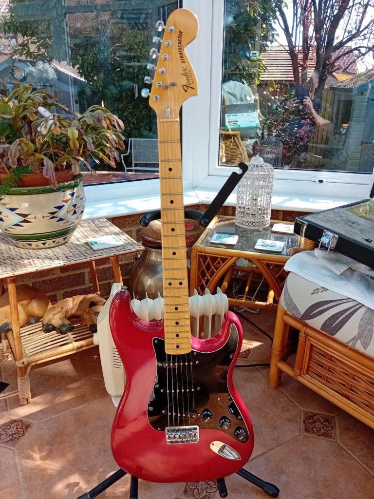 FENDER STRATOCASTER GUITAR  USA  