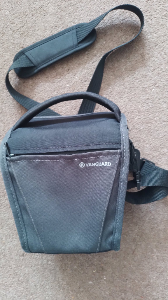 CAMERA BAG - VANGUARD - VESTA START 14Z DSLR BAG plus raincover. Exc. cond.
