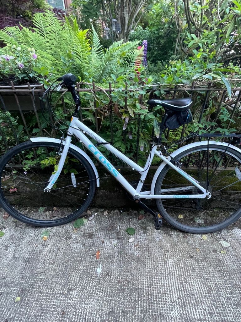 Cross Freeway Hybrid Bike 7-Speed Grip Shifter V-Brakes White/Blue - open to offers