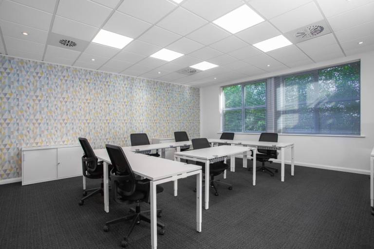 Nottingham - DE74 2TZ \ Office Space Designed for 3 Workstations