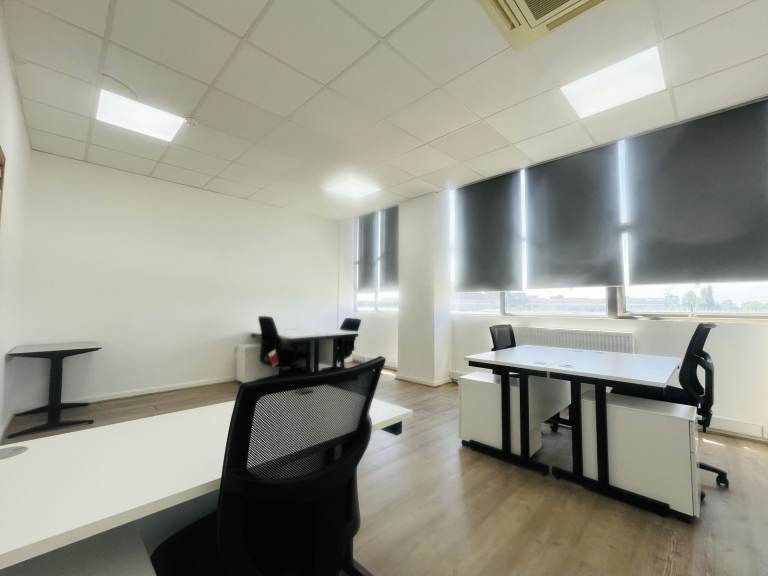 Medium Office / Beauty Studio to Rent in Park Royal NW10