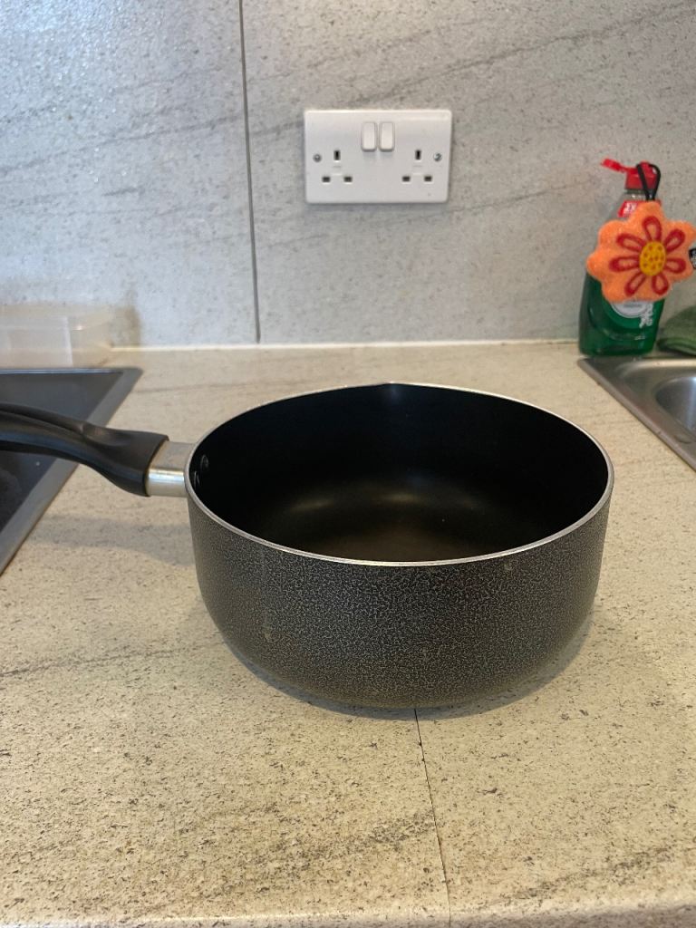 Black Non-Stick Saucepan with Handle – Good Condition