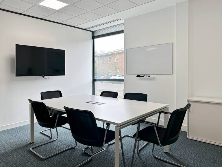 High Wycombe - HP14 3FE \ Private Office with 4 Desks