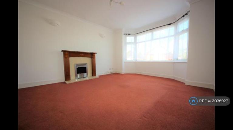 2 bedroom flat in Ensbury Avenue, Bournemouth, BH10 (2 bed) (#3036927)