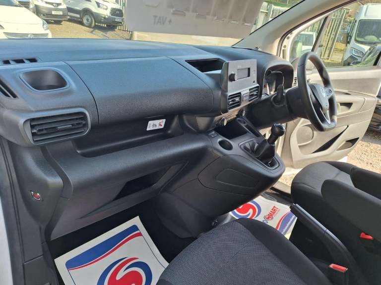 VAUXHALL COMBO 1.5 Turbo D 2300 Edition 5 seat crew combi van White Manual Diese