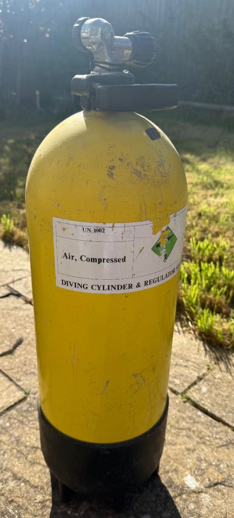 Compressed air diving cylinder 