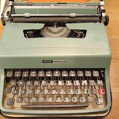 Olivetti Lettera 32 portable typerwriter