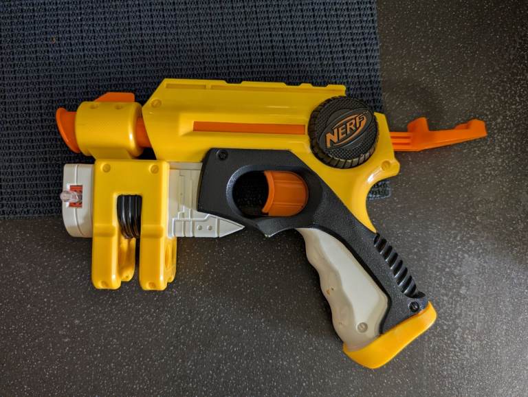 Nerf N-Strike Nite Finder pistol