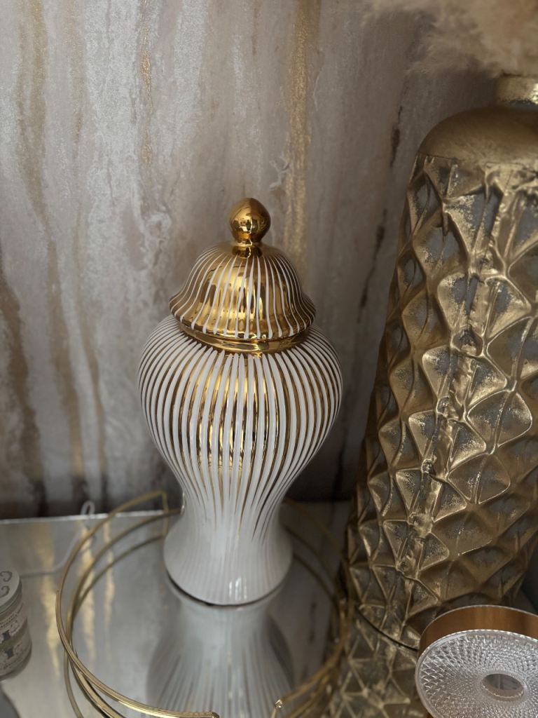 New in box Stunning gold cream ginger jar, decorative vase with lid 