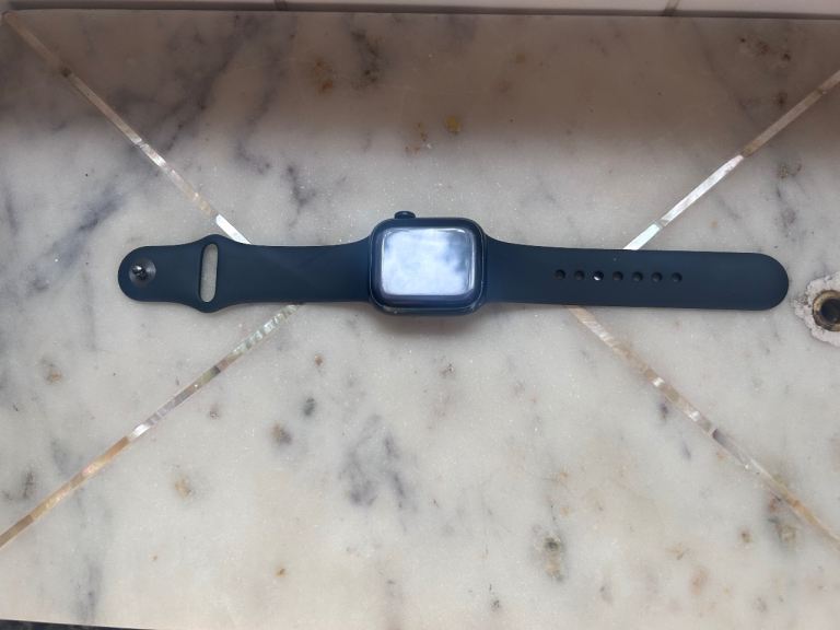 Apple Watch w/ interchangeable Silicone Strap – Good Condition