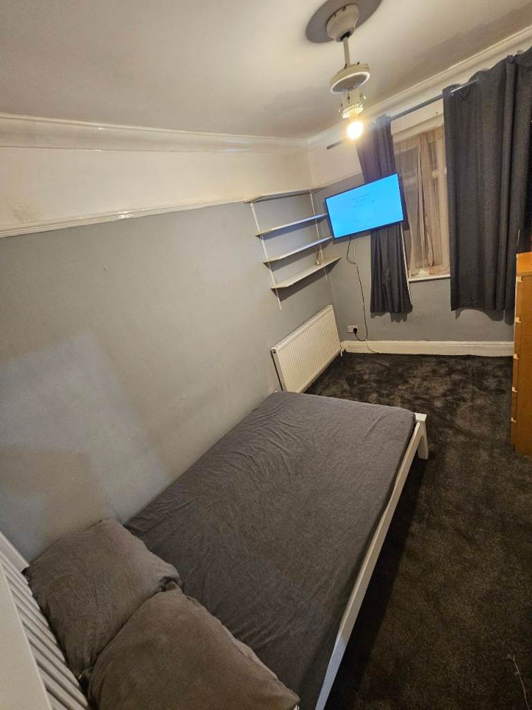Room for rent in kingswood 