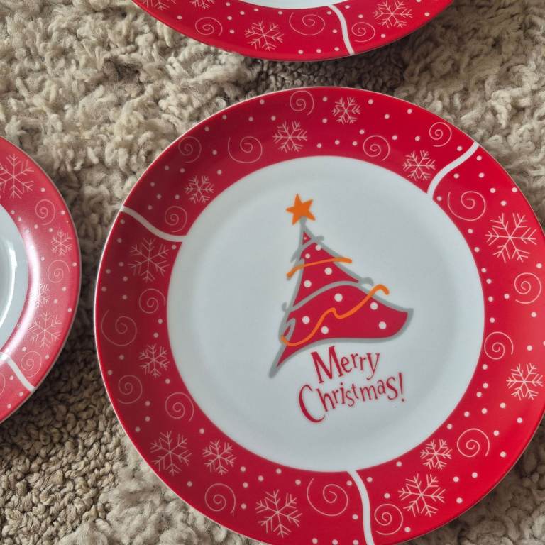 Christmas Dinner Plates - Four of each , As New