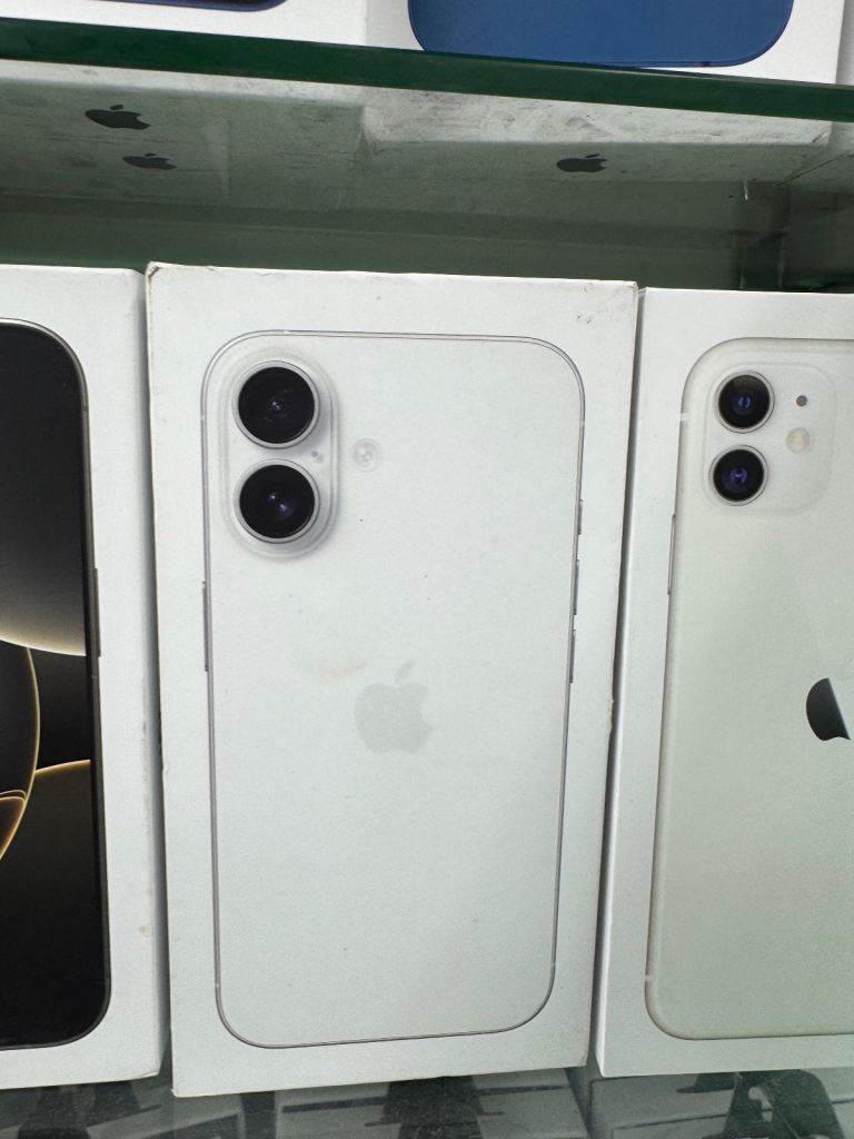 iPhone 17 BRAND NEW BOX ONE YEAR OFFICIAL WARRANTY 