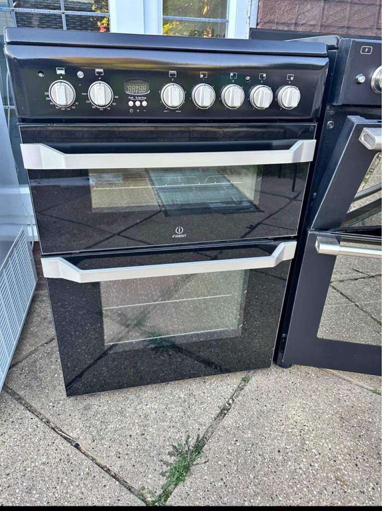 Indesit 60cm electric cooker. In excellent condition. Like new. 