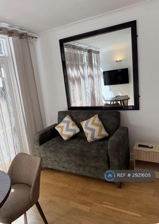 Studio flat in Court Royal, London, SW15 (#2921605)