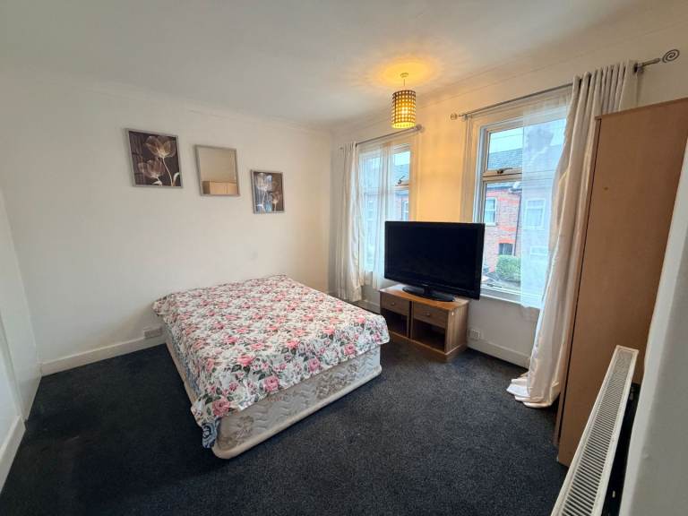 Double room available for rent in luton