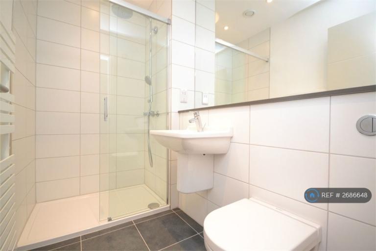 1 bedroom flat in Old Lodge Place, Twickenham, TW1 (1 bed) (#2686648)