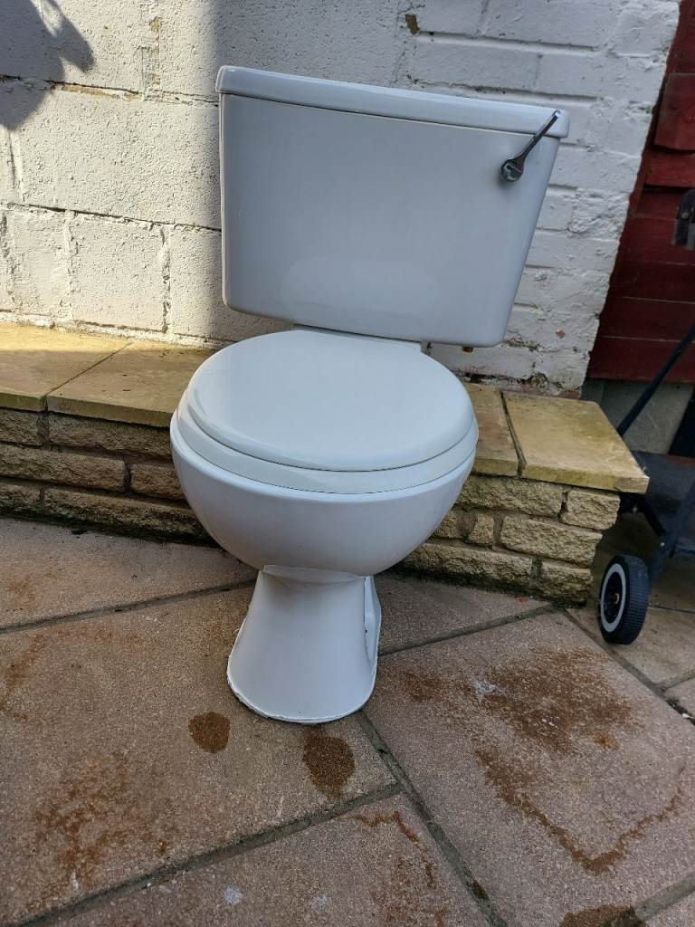 Close coupled toilet