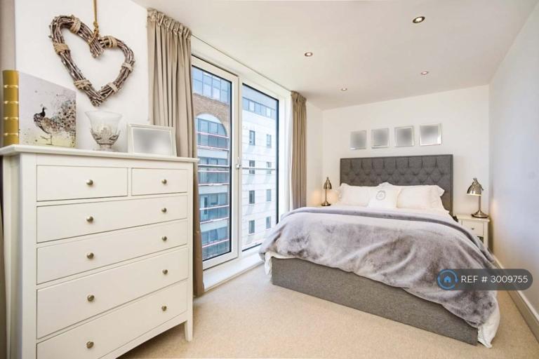 2 bedroom flat in Victoria Parade, London, SE10 (2 bed) (#3009755)