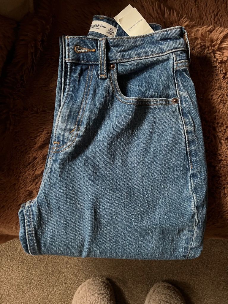 Abercrombie & Fitch 90s Relaxed Jeans – Size 25 Regular, New with Tags