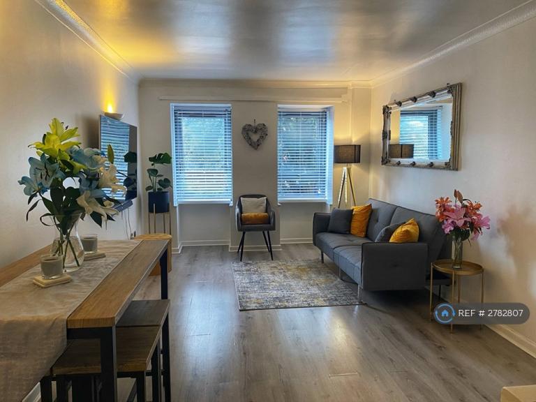 1 bedroom flat in Station Road, New Milton, BH25 (1 bed) (#2782807)