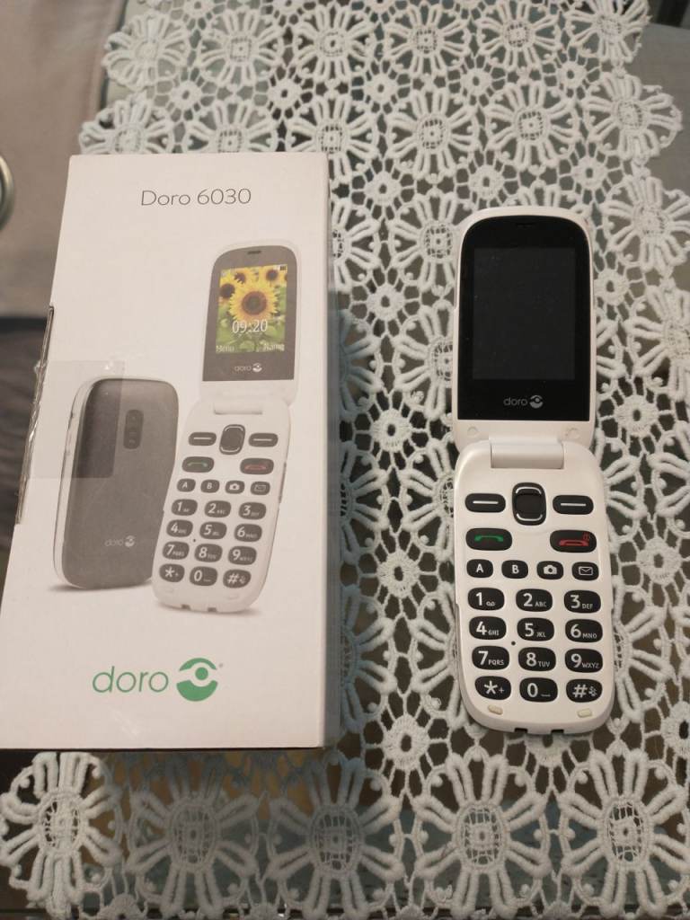 Doro Sim Free Clamshell Mobile Phone