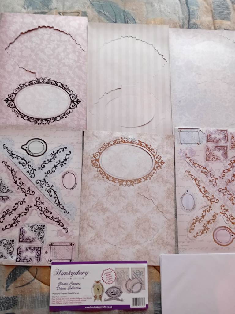 Crafting Hunky Dory Classic Cameo Easel Cards x 4