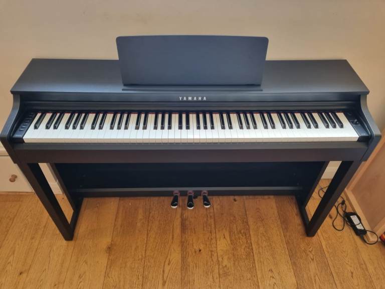 Yamaha Clavinova CLP-525 Digital Piano – Black, Very Good Condition