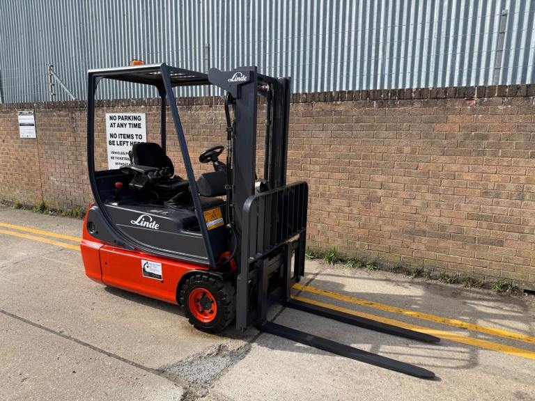 Linde E16 electric forklift, container spec mast with sideshift 