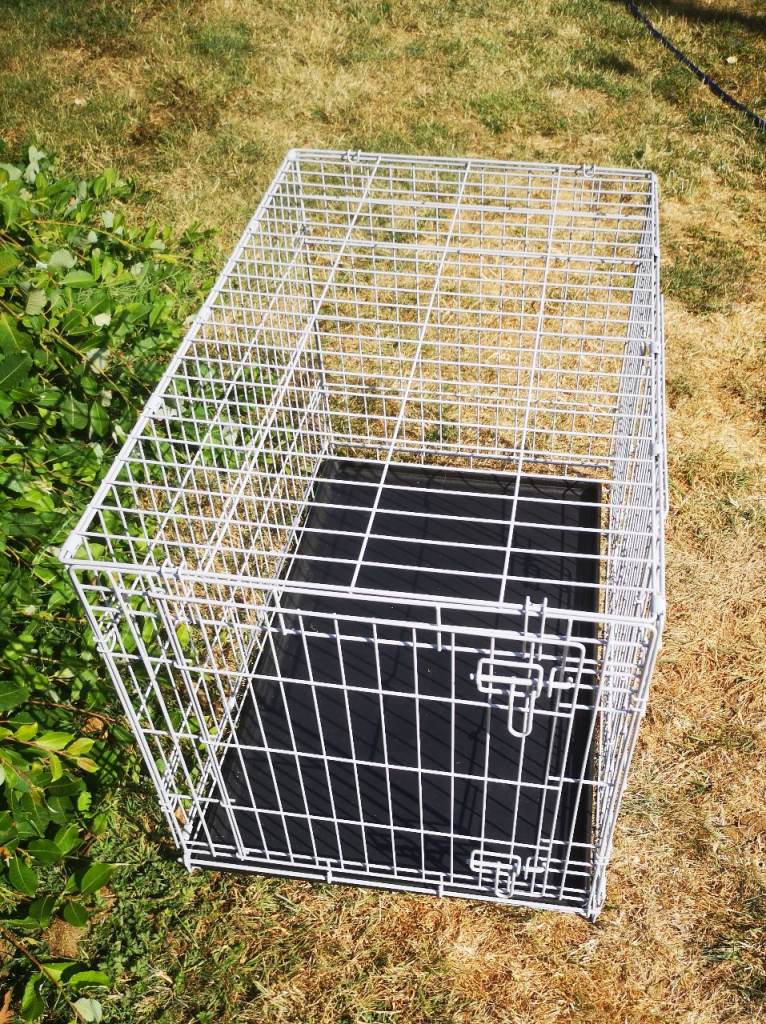 Dog Crate With Removable Plastic Tray L90 x W56 x H60 Like New Condition 