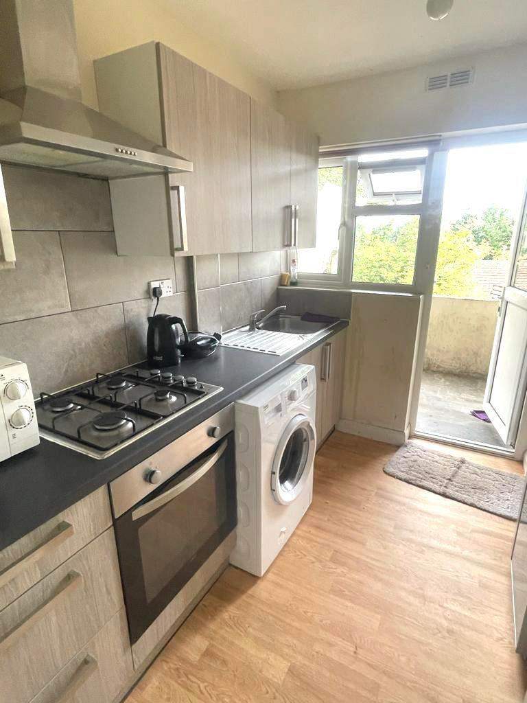 SINGLE ROOM/£135pw/SOUTHGATE / GREEN LANES/ N13 5SB